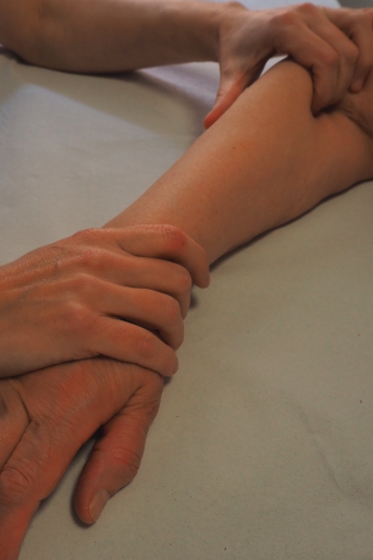 Terapia mano hombro codo  MB Osteopatia Esplugues Barcelona